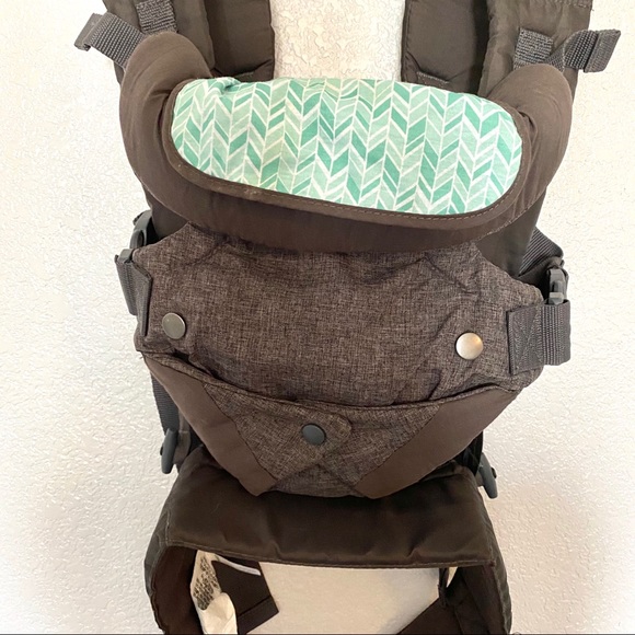 Infantino 4 in 1 baby carrier- ergonomic - Picture 2 of 6